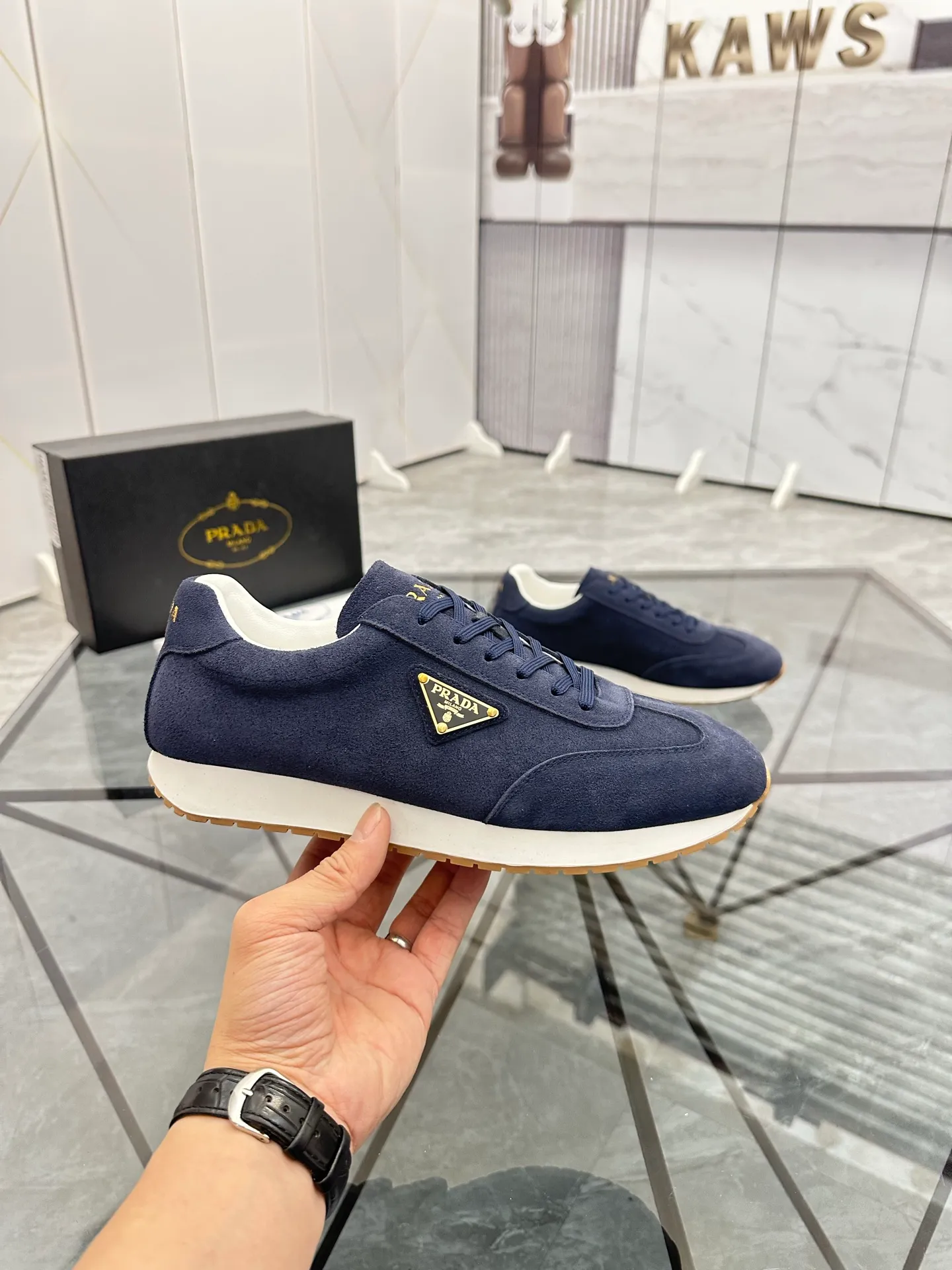 Men's shoes: 💰P420¥ Product trademark: Prada *"Prada*" low-top casual shoes Regular size: 38-44 (can be customized to 45) Product materials: imported nubuck leather upper, sheepskin lining, original outsole. Number: 020